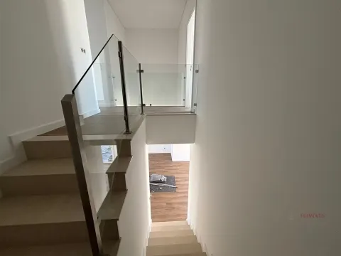 Moradia T4 situada no Pinhal Conde da Cunha com 3 suites, piscina, acabamentos de Alto padrão