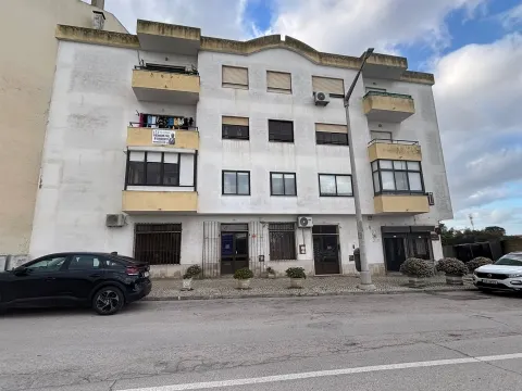 Apartamentos T2 situado em Paio Pires, sala, cozinha, 1 Wc, 2 despensas