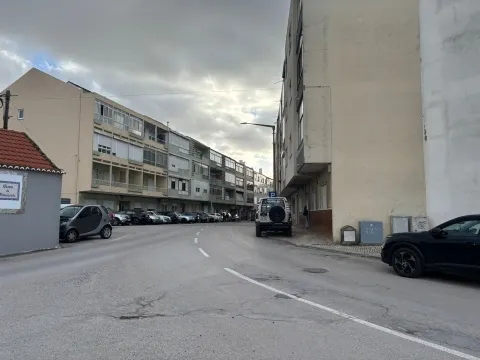 Apartamentos T2 situado em Paio Pires, sala, cozinha, 1 Wc, 2 despensas