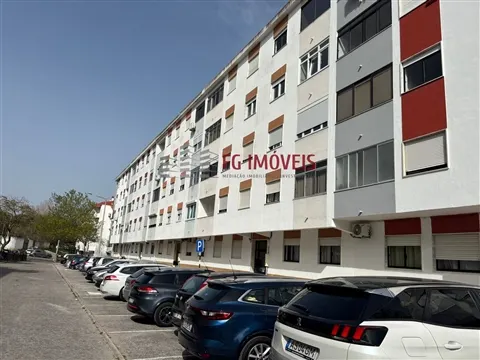 T2, bien situé à Medideira, Amora, avec commerce, services et transports à portée
