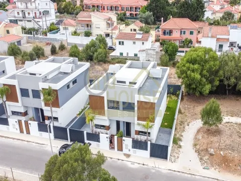 Moradia geminada T3 em Bicesse