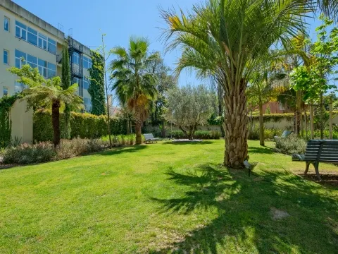 Apartamento T3 em condomínio privado, com terraços e garagem, no Príncipe Real