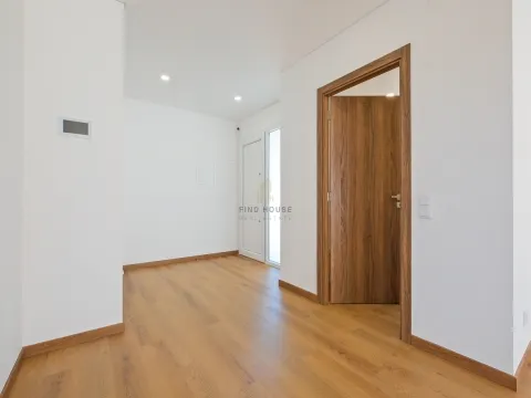 Vende-se Moradia Isolada T4 com garagem, piscina e jardim em Albarraque