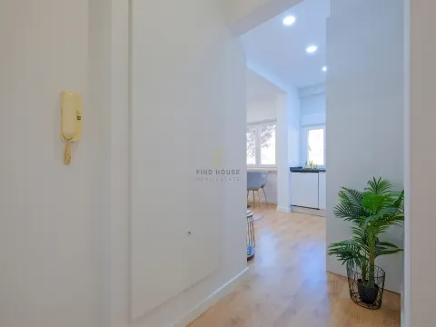 Apartamento T2 totalmente remodelado, com arrecadação, em Benfica