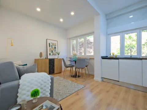 Apartamento T2 totalmente remodelado, com arrecadação, em Benfica