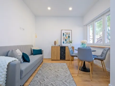 Apartamento T2 totalmente remodelado, com arrecadação, em Benfica