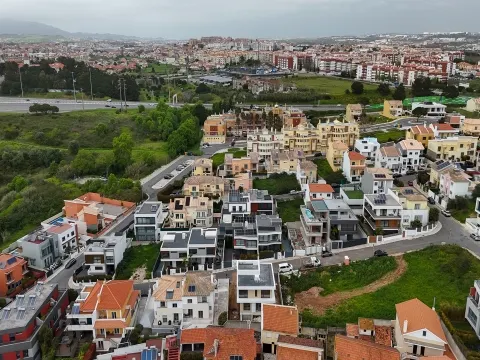 Moradia Isolada T5 com piscina e jardim no Arneiro