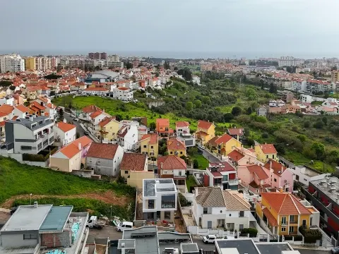 Moradia Isolada T5 com piscina e jardim no Arneiro