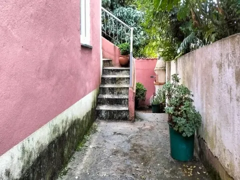 Vende-se Moradia T7 com 2 pisos e logradouro no Cadaval