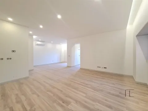 Andar Moradia T3 com Terraço, pronto habitar, centro Espinho