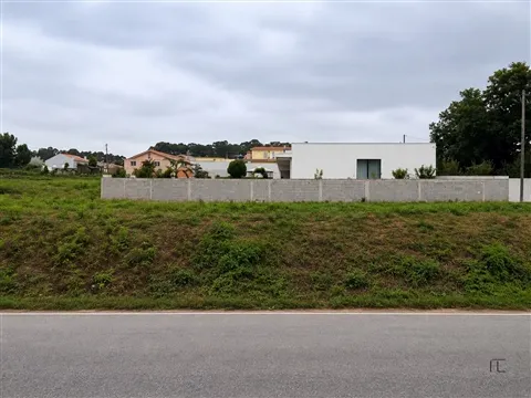 Terreno para Construção com Projeto para Duas Moradias Isoladas | Grijó, Vila Nova de Gaia