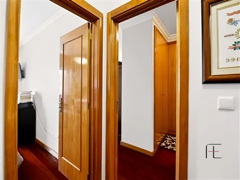 Apartamento T2 com suíte, varanda, garagem e arrumos – Avenida da Conduta