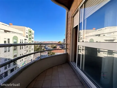 Apartamento T2+1 em condomínio fechado