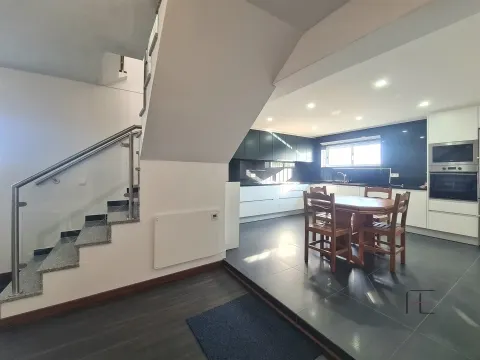 Moradia Isolada em Lourosa, Jardim e Terreno