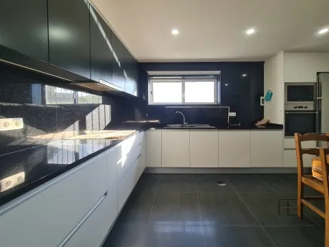 Moradia Isolada em Lourosa, Jardim e Terreno