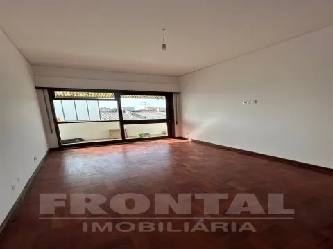 4-Bedroom Apartment for Rent – ​​Porto City Center (130 m²)