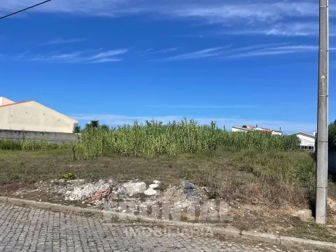 Terreno com Projeto Aprovado para Moradia T4 Geminada – Miramar/Francelos