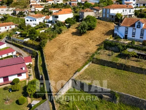 Terreno com Projeto Aprovado para Moradia T3 com Piscina | Pronto para Construção