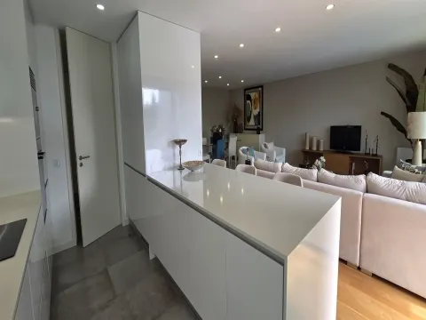 Apartamento T3 em Gaia Centro | Design Moderno & Suítes