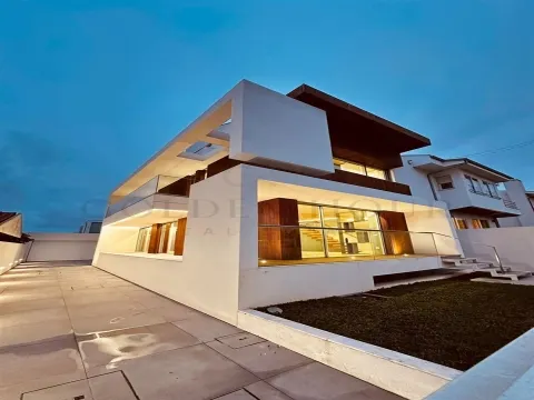 Moradia V4 Luxo com Piscina em Canidelo