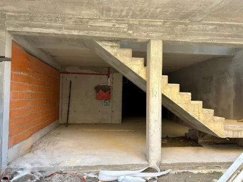 260 sqm Commercial Space in Madalena with Private Patio