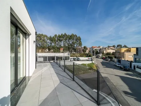 Moradia T5 de Luxo na Praia da Madalena