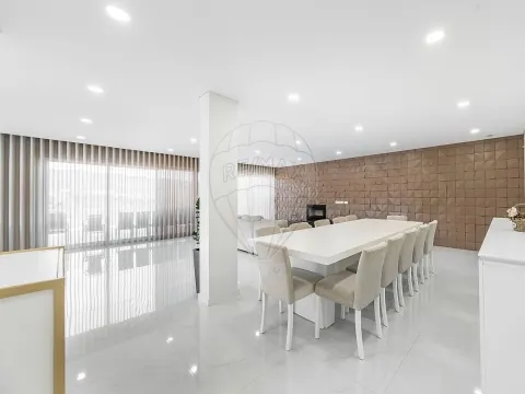 Moradia T4 para venda