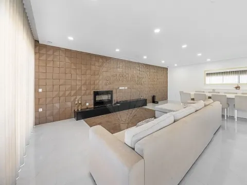 Moradia T4 para venda