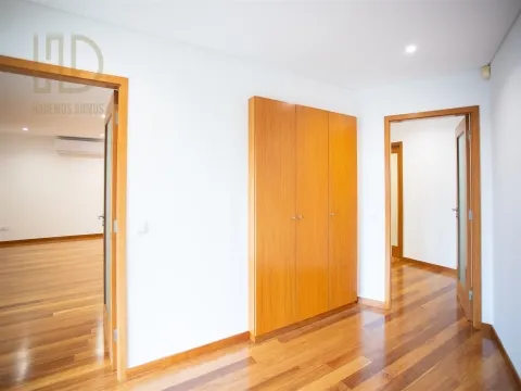 Moradia T3+1 de Luxo com 405m2 a 200 Metros da Praia em Canidelo.