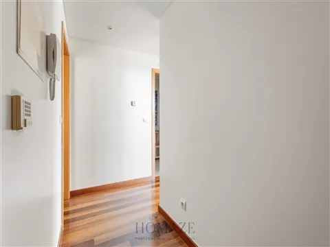 Apartamento T1 com terraço privado e estacionamento na Praia da Areia Branca.