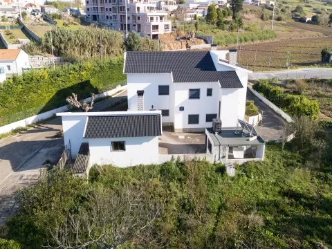 Moradia T6 com Anexo e Terreno de 4405 m² na Lourinhã