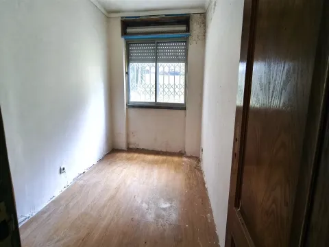 Apartamento T2 55m2 em Benfica, para obras totais
