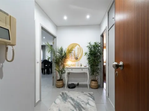 T3 Totalmente Renovado com Garagem — Ao lado do Arrábida Shopping