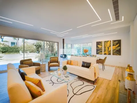 Moradia T4 totalmente renovada com piscina na Herdade da Aroeira