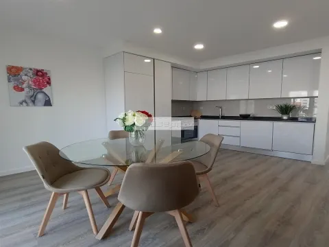 Komplett renovierte und möblierte 3-Zimmer-Wohnung in Benfica