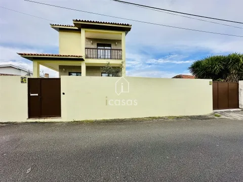 Moradia T4 Isolada e Renovada em Alvre, Paredes