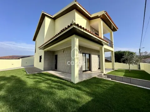 Moradia T4 Isolada e Renovada em Alvre, Paredes