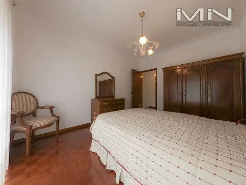 Quarto  mobilado c/ Varanda - junto ao Porto