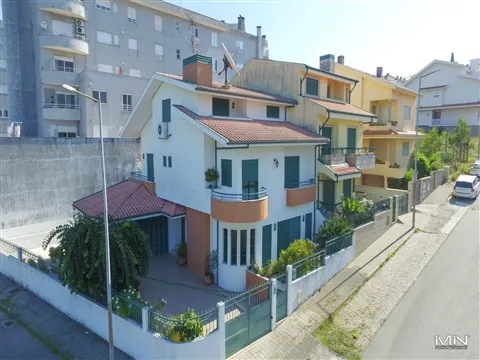 Moradia T4 de Gaveto em Gondomar: Luxo, Sol e Acesso Imediato à A41