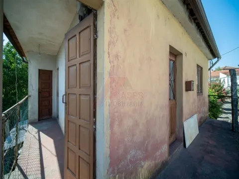 MORADIA DE 2 ANDARES COM TERRENO PARA RESTAURO EM CEPÃES, FAFE!