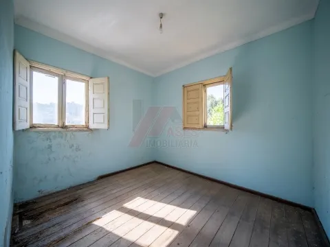 MORADIA DE 2 ANDARES COM TERRENO PARA RESTAURO EM CEPÃES, FAFE!