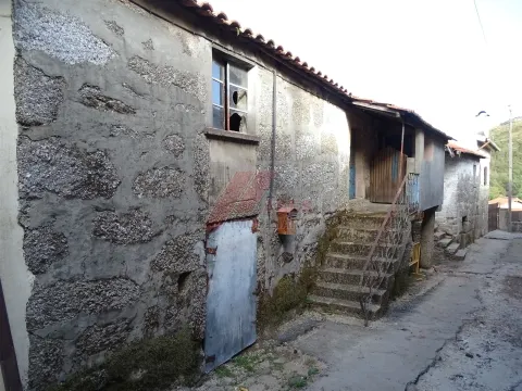 Moradia Rústica e Terreno!