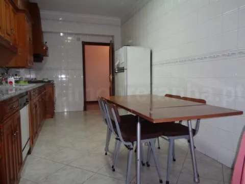1 Quarto  p/ Rapariga - Junto ao Serra Shopping