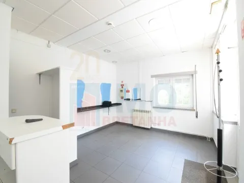 Espaço Comercial de 3 Pisos com Potencial para Habitação - Jardim do Lago