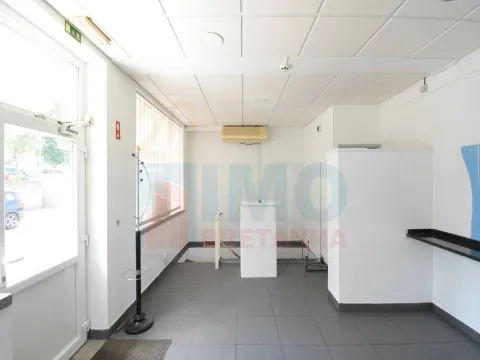 Espaço Comercial de 3 Pisos com Potencial para Habitação - Jardim do Lago