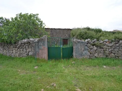 Armazém em ruinas com possibilidade de transformar em habitação - Oledo