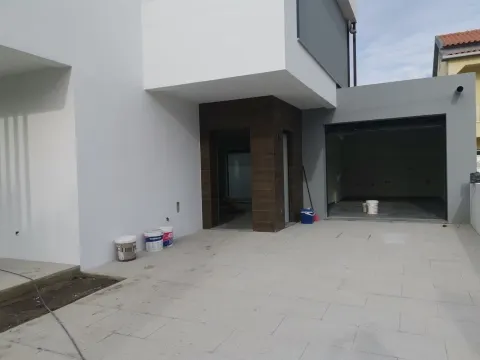 Moradia V4 c/ Garagem - Qtª Laranjeiras - Fernão Ferro