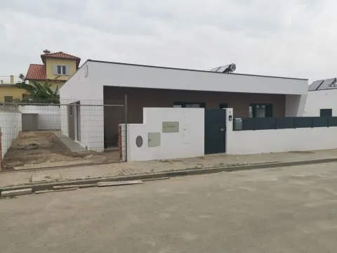 Moradia Isolada V4 c/ Piscina - Térrea - Fernão Ferro
