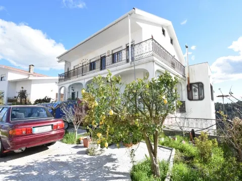 Moradia Isolada c/ 2 Apart. Independentes c/ Terreno - Covilhã