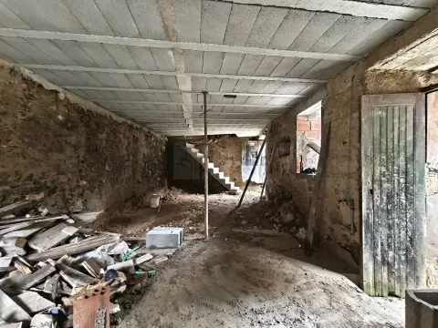 Moradia c/ Projecto de Recuperação - Roxo - 15 min de Coimbra